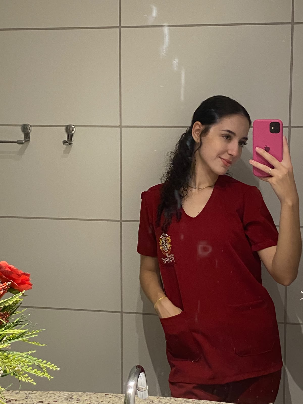 Ela sorrindo com o uniforme de dentista