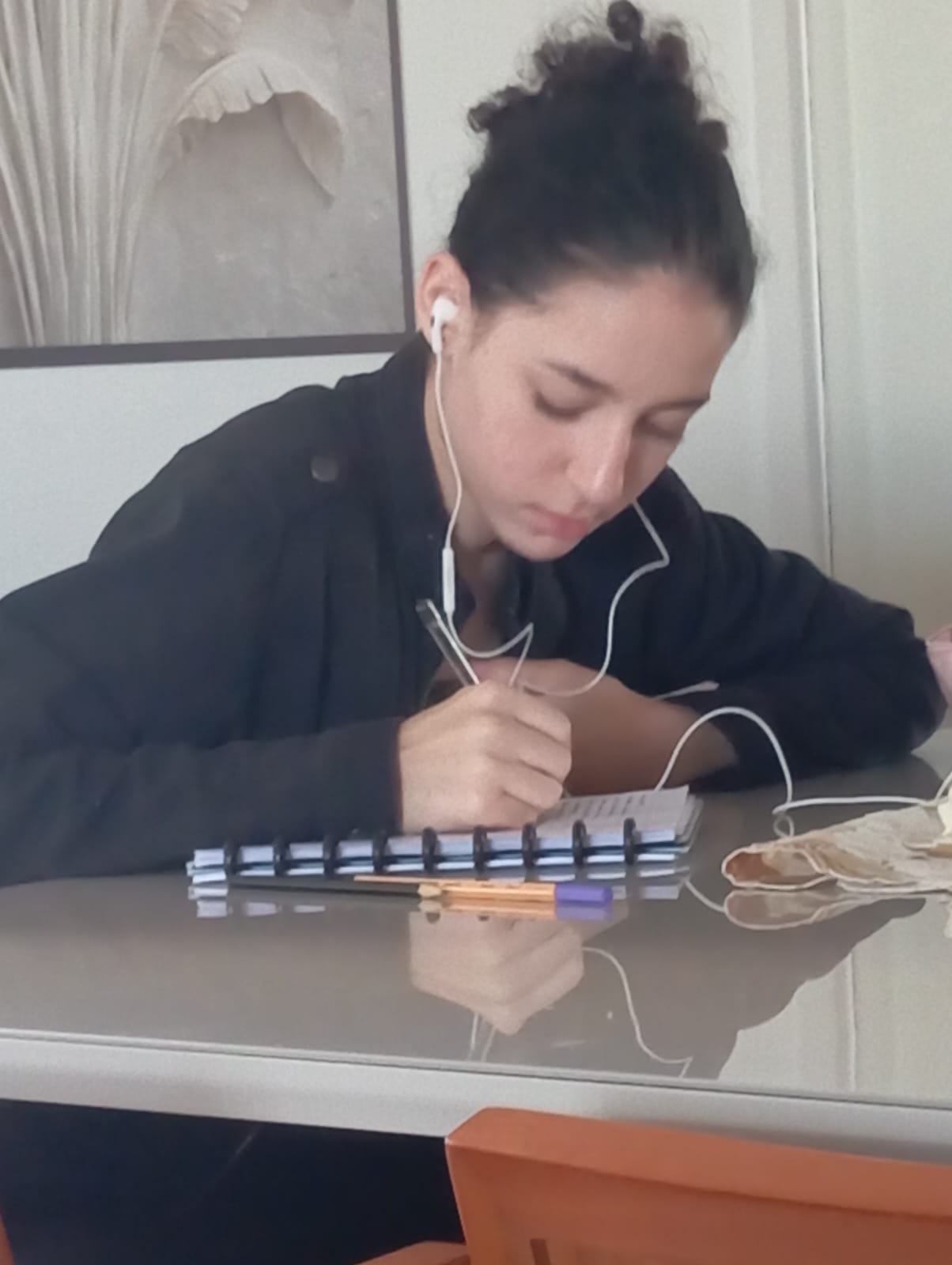 Ela estudando e fazendo anotações